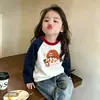 Camiseta de manga larga para niñas de algodón puro, con bloques de color, corte holgado, nuevo estilo 2026, diseño de dibujos animados, moderna para primavera y otoño, adecuada para niños mayores como capa base