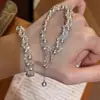 Pulseira Dupla Camada Vintage Resistente com Strass e Pérolas, Design Único, Exquisita e Fashion, Elegante e Estilosa, Joia Empilhável para Mulheres