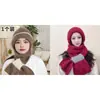 Gorro de inverno de malha com forro de fleece, quente e protetor de pescoço, estiloso para mães, cobre as orelhas, gorro tipo touca, conjunto de cachecol e gorro para mulheres