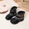 Botas Martin infantis 2026 nova coleção de outono, botas casuais femininas de cano médio estilo britânico nicho com fivela e retalhos xadrez