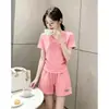 Conjunto de roupas esportivas casuais para mulheres, nova moda verão 2026, estiloso e jovial, conjunto de duas peças moderno com shorts e blusa de manga curta
