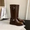 Botas de media caña estilo europeo para mujer, nueva colección de otoño 2026, con hebillas de cinturón, tacones bajos y un estilo nómada inspirado en el Oeste, perfectas para un look de caballero.