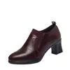 Moda Nova Primavera/Verão 2026 Tamanho Grande Casual Couro Macio Sapatos Femininos de Salto Bloco Cor Vinho, Sapato de Boca Profunda para Comércio Transfronteiriço