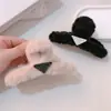 Clipes de Pelúcia com Logo Triângulo de Alta Qualidade para Penteados Altos na Parte de Trás do Cabelo, Presilha Tubarão, Acessórios de Cabelo para Meninas com Temperamento, Grampos Peludos