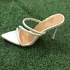 Chinelos de salto alto para mulheres 2023 Verão novos sapatos femininos salto agulha estilo europeu e americano bico fino cobrindo o pé chinelos para mulheres Atacado