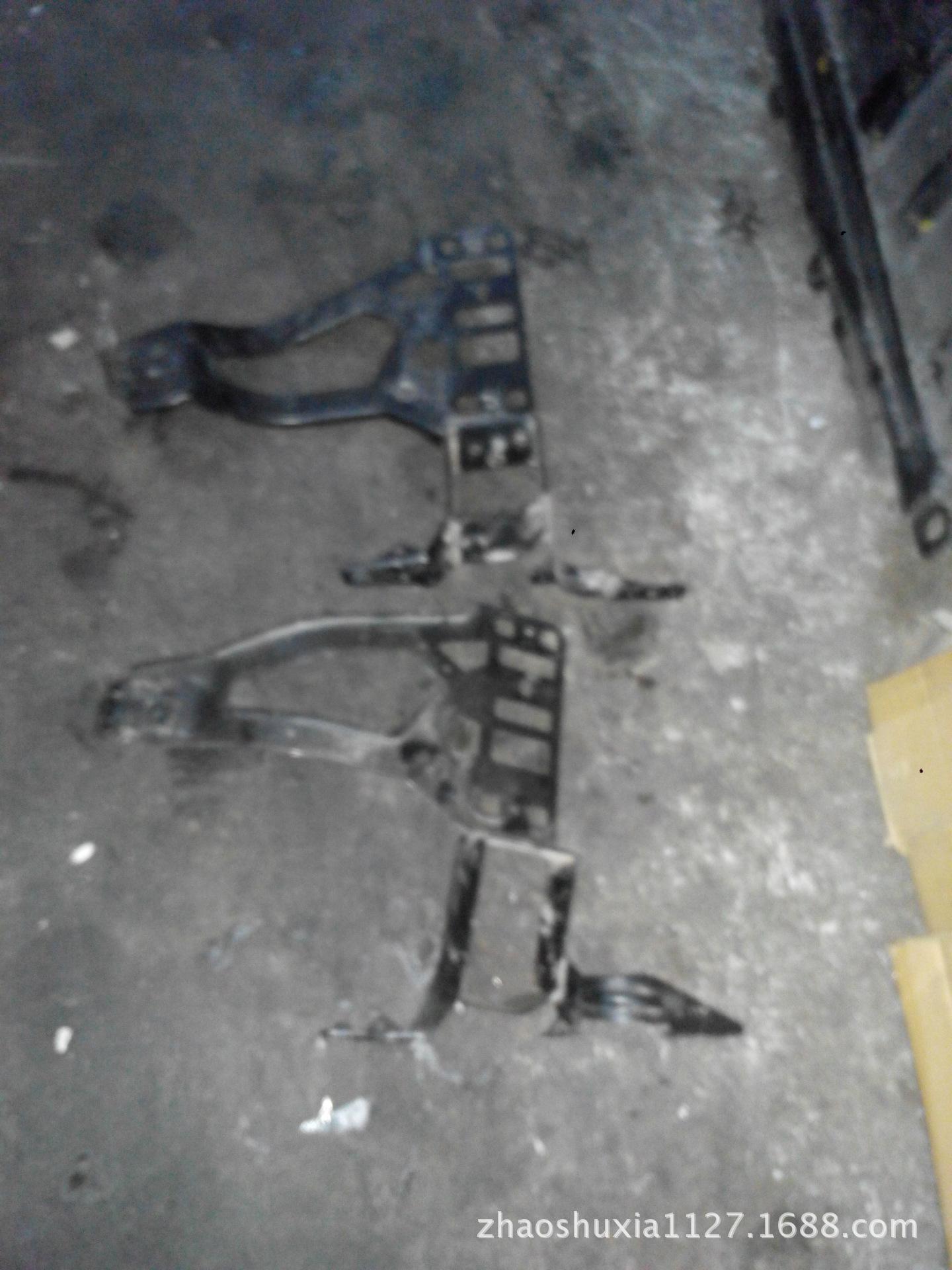 宝马523 E60大灯支架2