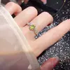 Anillo Olivino Fresco y Natural de Lujo Ligero Versátil para Mujer Diseño de Nicho Sentido de la Moda Anillo Dedo Índice Regalo de San Valentín