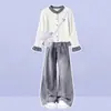 Coleção nova e da moda para meninas na primavera e no outono: top estiloso xadrez retrô color-block combinado com calça jeans cinza, um conjunto versátil de duas peças