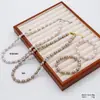 Estilo Igual al de Little Red Book Pulsera de Perlas de Imitación y Cadena para el Cuello Set de Bebé Cadena para Suéter Versátil de Lujo Accesible de Gama Alta de Nicho para Mujer