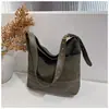 Bolso de gamuza de gran capacidad para mujer para otoño e invierno, nuevo estilo 2026, adecuado para el uso diario, retro, versátil, bolso de hombro, bolso cruzado, bolso tipo cubo