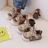Sapatos macios para bebês e crianças pequenas aprenderem a andar, nova coleção outono 2026: tênis infantis, tênis esportivos para meninas, sapatos casuais fofos e versáteis