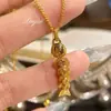Colar da Moda Livro Vermelho Pequeno Moedas dos Cinco Imperadores Peixe Dourado para Mulheres com Design de Ano de Abundância, Mesmo Estilo da Loja de Ouro