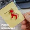 Broche Cavalo Vermelho para o Ano de Nascimento, Moeda da Sorte em Liga Metálica e Esmalte, Alfinete Riqueza Instantânea, Acessório de Roupa Festiva Tendência Nacional