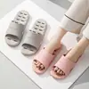 Sandalias y pantuflas simples con agujeros para el baño del hogar de las mujeres antideslizantes para uso en pareja masculinas para bañarse hotel casa de huéspedes pantuflas al por mayor