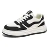 Zapatillas casuales de estilo coreano con bloques de color blanco y negro y suela gruesa, nuevas y modernas zapatillas deportivas de cuero transpirable para hombres jóvenes para todas las estaciones