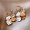 Brincos de Flor de Concha para Mulheres 2025 Novo Estilo Quente Luxo Acessível Brincos Elegantes de Ponta Brincos de Design Único de Nicho
