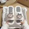 Chinelos de Algodão Quentinhos e Fofos de Ursinho Meia-Cobertura para Outono e Inverno para Mulheres, Usáveis ao Ar Livre, Antiderrapantes, Sola Plana, Com Pelúcia Extra, Macios, Chinelos de Algodão com Tira Única