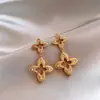 Brincos de Tarraxa Dourados Vazados de Trevo de Quatro Folhas com Zircônia para Mulheres Levemente Luxuosos com Toque de Alta Qualidade 2026 Novo Estilo Quente Joia de Orelha Super Bonita