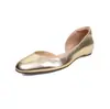 Simples e estilosos, estes sapatos femininos de couro apresentam um salto discreto, um salto plataforma baixo, bico redondo e um design lateral baixo e aberto, tornando-os perfeitos para o uso diário na estação outono de 2026.