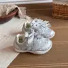 Nueva colección de primavera y otoño de zapatillas de cuero para niñas: modernos, versátiles, con diseños de dibujos animados, suelas suaves y características antideslizantes, adecuados para estudiantes, para correr y para uso casual