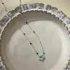 Colar Flor de Esmalte Azul Colorido com um Design Fresco e Moderno, Corrente Versátil para a Clavícula