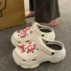 Crocs de Oso de Fresa para Mujer Verano Exterior 2023 Nuevos Celebridad de Internet Suela Gruesa Aumentador de Altura Playa Punta Cerrada Medias Zapatillas Mujer
