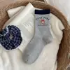 Meias de outono e inverno com estampa de urso de desenho animado e listras retrô, de comprimento médio para mulheres, versão coreana, fofas, estilo japonês ins, meias longas empilhadas, atacado