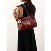 Bolso tote rojo de cuero encerado vintage para mujer, nueva colección de verano 2026, diseño simple, gran capacidad, adecuado para ir al trabajo, se puede llevar en la mano o usar como bolso de hombro