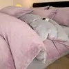 Juego de ropa de cama de cuatro piezas engrosado, cálido, de vellón de leche para invierno, con sábana rosa, funda de edredón y sábana bajera, diseñado para el dormitorio principal para crear una atmósfera lujosa y sofisticada