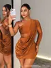 Vestido bodycon feminino transfronteiriço 2026 novo europeu e americano, cor sólida elegante, revelador da cintura assimétrico, manga longa, franzido
