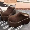 Outono 2026 Novo Estilo Outono e Inverno Plataforma Pelúcia Quente Solado Grosso Slip-On Tamancos para Pessoas Baixas