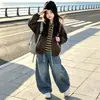 Chaqueta de cuero para niña otoño 2026 estilo nuevo niña grande sudadera con capucha a rayas chaqueta de cuero jeans conjunto de tres piezas moderno