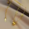 Acero Titanio Bañado en Oro Real Moda Alto Sentido Estilo Flor Antigua Elemento Trébol de Cuatro Hojas Collar de Acero Titanio Accesorios Ligeros de Lujo Elegantes
