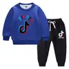 Conjunto de Moletom Infantil Outono/Inverno 2026, Novo Modelo Estiloso para Crianças Maiores, Forrado com Fleece e Espessado para Aquecimento, Conjunto de Manga Longa de Inverno