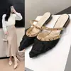 Pantuflas de medio pie Baotou para mujer, estilo de nicho y de alta gama, sandalias de vacaciones de verano 2026 con punta, tachuelas y tacón grueso