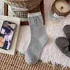 Calcetines grises para mujer con colgante de gato bordado de dibujos animados, lazo, longitud hasta la mitad de la pantorrilla, etiqueta de tela estilo coreano, encaje de lunares, calcetines apilados