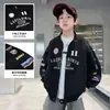 Jaqueta masculina estilo americano com estampa de letras, nova coleção primavera/outono 2026, jaqueta baseball casual de corte solto para crianças mais velhas