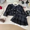 Conjunto de Top y Falda Corta a Cuadros Estilo Pequeña Chanel para Niñas Otoño 2026, Conjunto de Falda Plisada Estilo Universitario de Manga Larga para Niñas
