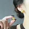 Brincos de Pérola Escovada Dourada de Luxo Leve para Mulheres 2026 Novo Estilo Popular Brincos de Agulha Prata com Toque de Alto Padrão e Temperamento Versátil