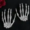 Directo de fábrica: Decoraciones de Halloween con garra de calavera de terror, accesorios decorativos de mano de hueso de fantasma de plástico, colgantes de juguete al por mayor