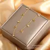 Moda Europea y Americana Sencillo y Exquisito Collar de Acero Inoxidable para Mujer Nicho Elegante Lujo Ligero Versátil Cadena Clavicular Joyería al por Mayor