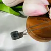 2023 Nuevo Collar de Piedra Natural Cuadrada Pequeña Colgante de Cristal sin Forma Ágata Femenino Explosiones de Siete Colores