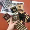 Calcetines para mujer, otoño e invierno, con forma de corazón, osito, dulces y lindos, estilo popular, a rayas, cara sonriente, mariposa, letras, calcetines de media pantorrilla para mujer