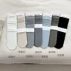 Meias femininas estilo coreano outono precoce temperamento listra vertical meias largas estilo miu baixa saturação versátil cor sólida meias de cano médio meias de algodão sem costura