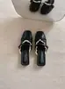 Sandálias de Dedo Quadradas Macias 2026 Laço Tira Única Novo Estilo Couro Biqueira Chinelos Femininos Para Usar Fora Versátil Sandálias Flats Francesas
