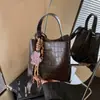 Bolso Pequeño Retro Texturizado de Gama Alta para Mujer 2026 Nueva Moda Bolso Cruzado Versátil Bolso Cubo Super Popular para Llevar en la Mano