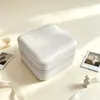 Popular en Europa y América, joyero compacto y portátil, caja de almacenamiento de accesorios de cuero, bolsa de almacenamiento antioxidante para pendientes, colgantes y anillos