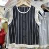 Camisa sin mangas de encaje de estilo nuevo para verano 2026 con un diseño elegante, top tipo chaleco de rayas de un solo botón para mujer