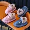 Novas pantufas de algodão para outono e inverno, para meninos e meninas, com sola grossa que dá a sensação de estar pisando em cocô, antiderrapantes, para uso interno, com fleece adicionado para aquecimento no inverno