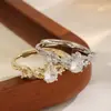 Anel requintado de zircônia com corte de coração e diamantes microincrustados, design de alta qualidade, anel aberto ajustável, adequado para uso diário e deslocamento
